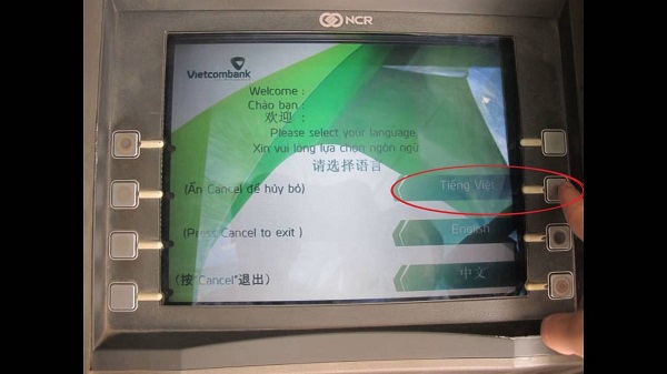 Hướng dẫn cách rút tiền cây ATM ngân hàng Vietcombank