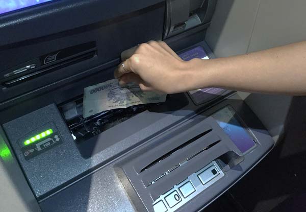 Hướng dẫn cách rút tiền mặt từ cây ATM Vietcombank không cần thẻ