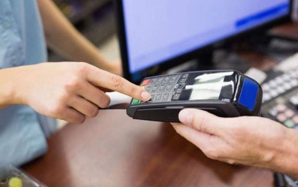 Thẻ ATM có quẹt thanh toán được không? Có mất phí không?